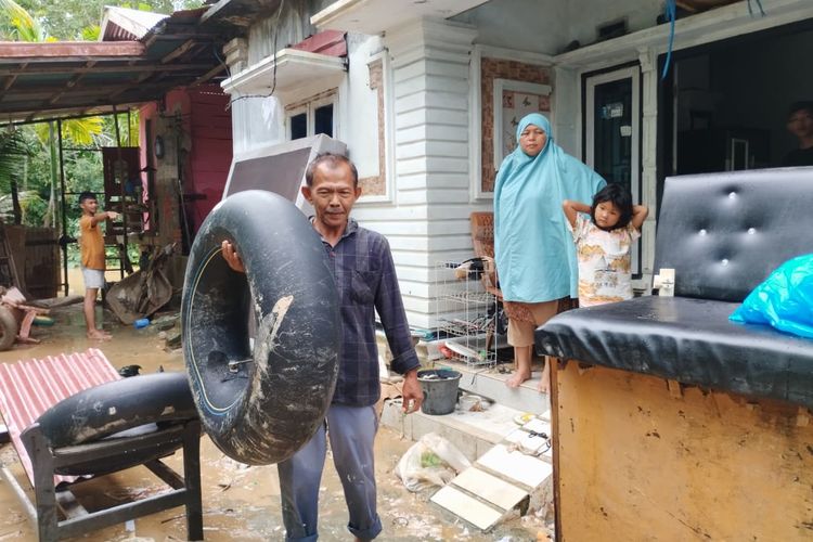 Kisah Keluarga di Padang Bertahan dari Banjir, Ban Pelampung Jadi Andalan Cari Makanan