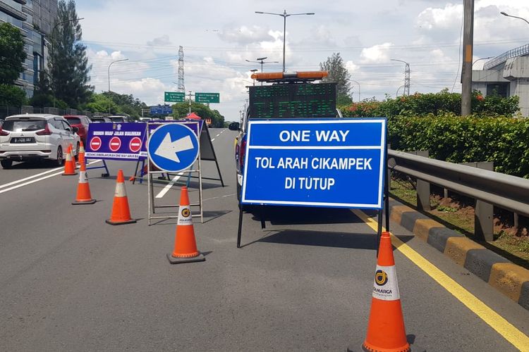 Penanda Jalan yang Memberitahukan Ditutupnya Simpang Susun (SS) di Cawang, Jakarta Timur arah Cikampek pada Jumat (6/5/2022). Penutupan tersebut menyusul diskresi dari kepolisian untuk memberlakukan one way dari ruas Tol Jakarta-Cikampek menuju ruas Tol Dalam Kota. (Dok.Jasamarga). 