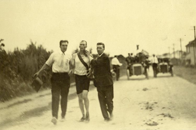 Pelari asal Amerika Serikat, Thomas Hicks, dibopong mendekati garis finish marathon di Olimpiade 1904.