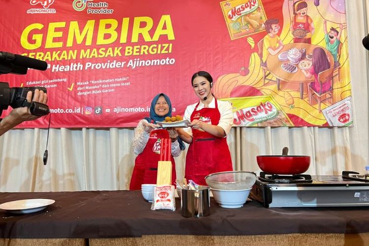Ibu PKK asal Malang bersama Chef Devina menunjukkan menu masakan yang diolah dalam Gerakan Masak Bergizi bersama Ajinomoto Health Provider di Kecamatan Klojen, Malang, Jawa Timur, Selasa (23/1/2024).