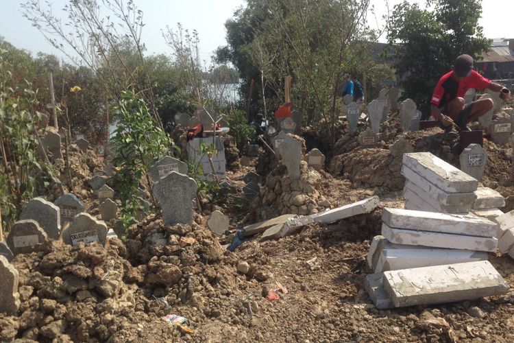 Puluhan makam di Kelurahan Tambakrejo terendam air pasang, kini makam itu mulai ditinggikan, Senin (27/8/2018).