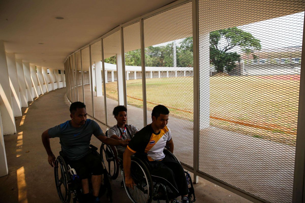 Atlet Paralimpiade cabang atletik setelah mengikuti latihan di Stadion Madya, Gelora Bung Karno, Jakarta Pusat, Rabu (3/10/2018). Tujuan klasifikasi adalah untuk mengelompokkan para atlet berdasarkan jenis dan tingkat disabilitasnya. Dalam Asian Para Games 2018, atlet dikelompokkan menjadi tiga, yaitu physical impairment (PI) untuk atlet tunadaksa, visual impairment (VI) bagi atlet tunanetra, dan intellectual impairment (II) untuk atlet tunagrahita.