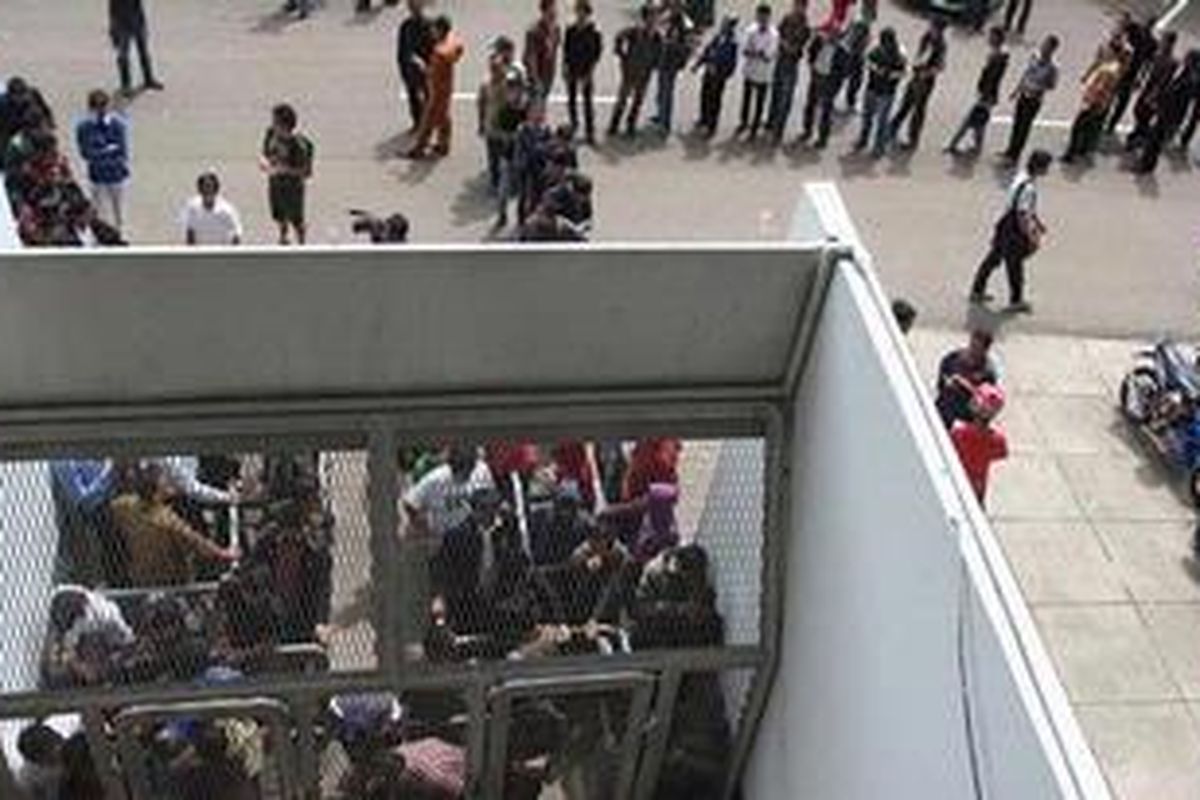  Penjualan tiket semifinal Piala AFF 2010 pada hari pertama, Senin (13/12/2010), langsung diserbu penonton. Bahkan, antrean terlihat cukup panjang untuk membeli tiket pertandingan Indonesia versus Filipina, Kamis (16/12/2010).    