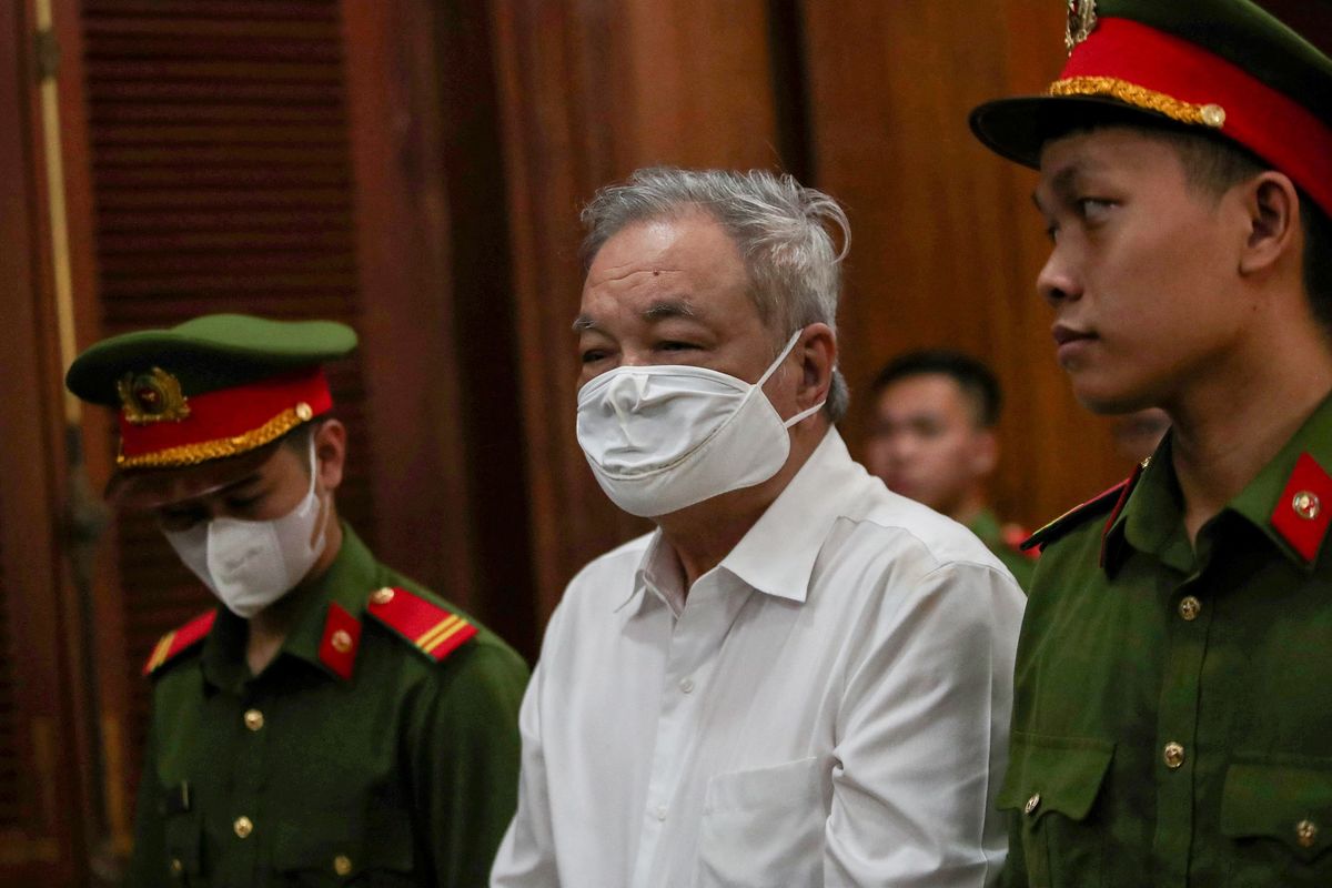 Taipan minuman ringan Vietnam Tran Qui Thanh (tengah) saat hadir di pengadilan Ho Chi Minh City pada Kamis (25/4/2024). Tran Qui Thanh dipenjara delapan tahun atas kasus suap 40 juta dollar AS (Rp 648 miliar)