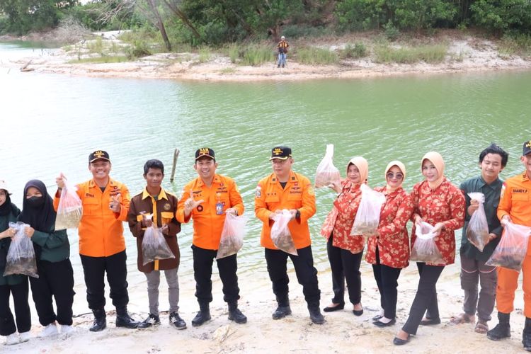 Tebar berbagai jenis ikan endemik di kolong Spritus Bangka Tengah, Bangka Belitung, Kamis (23/2/2023).