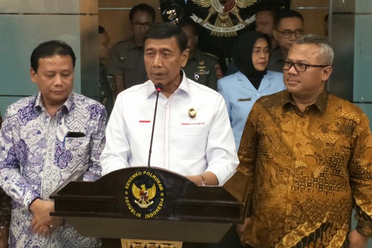 Menko Polhukam Wiranto bersama Ketua KPU Arief Budiman dan Ketua Bawaslu Abhan  di Kantor Kemenko Polhukam, Jakarta, Senin (12/3/2018)