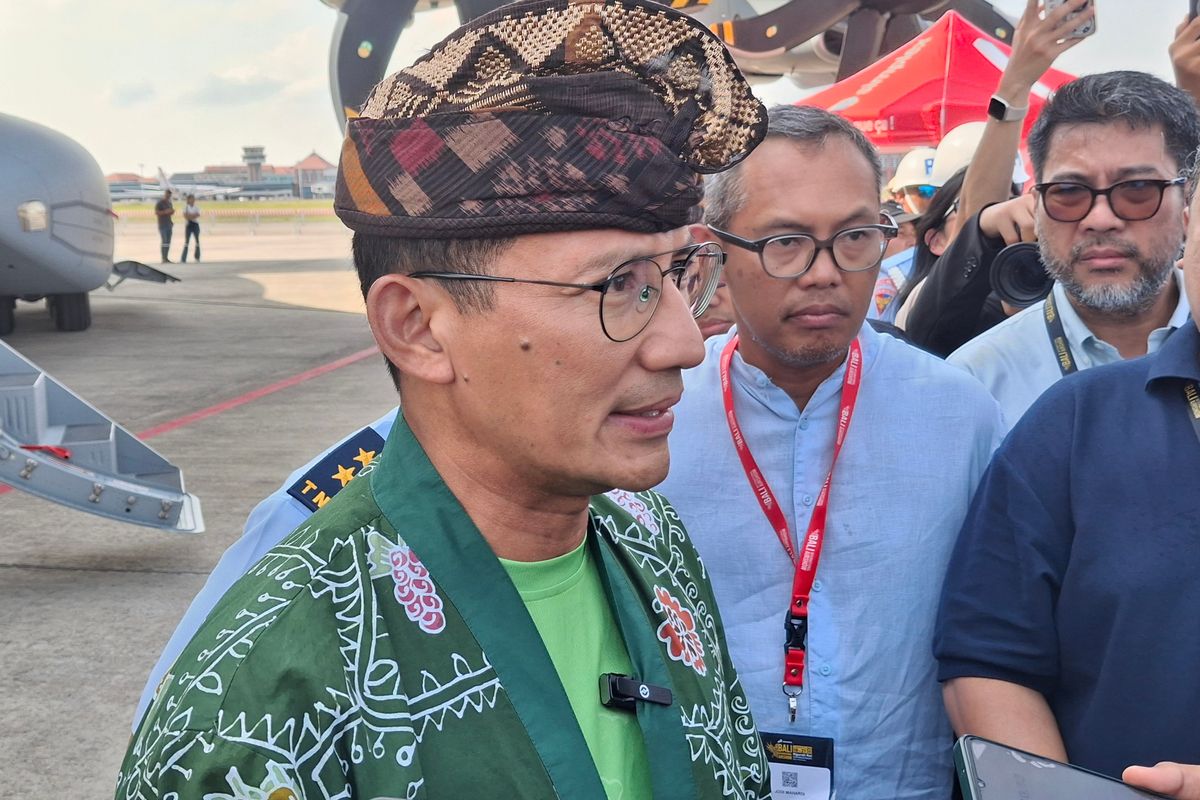 Menteri Pariwisata dan Ekonomi Kreatif (Menparekraf) Sandiaga Uno saat meninjau acara Bali Internasional Airshow di Bandara I Gusti Ngurah Rai, Kabupaten Badung, Bali, pada Sabtu (21/9/2024). KOMPAS.com/ Yohanes Valdi Seriang Ginta