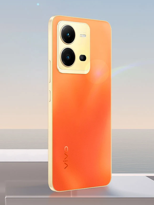 Vivo V25e memiliki teknologi Color Changing Glass, di mana punggungnya bisa berubah warna ketika terpapar sinar matahari.