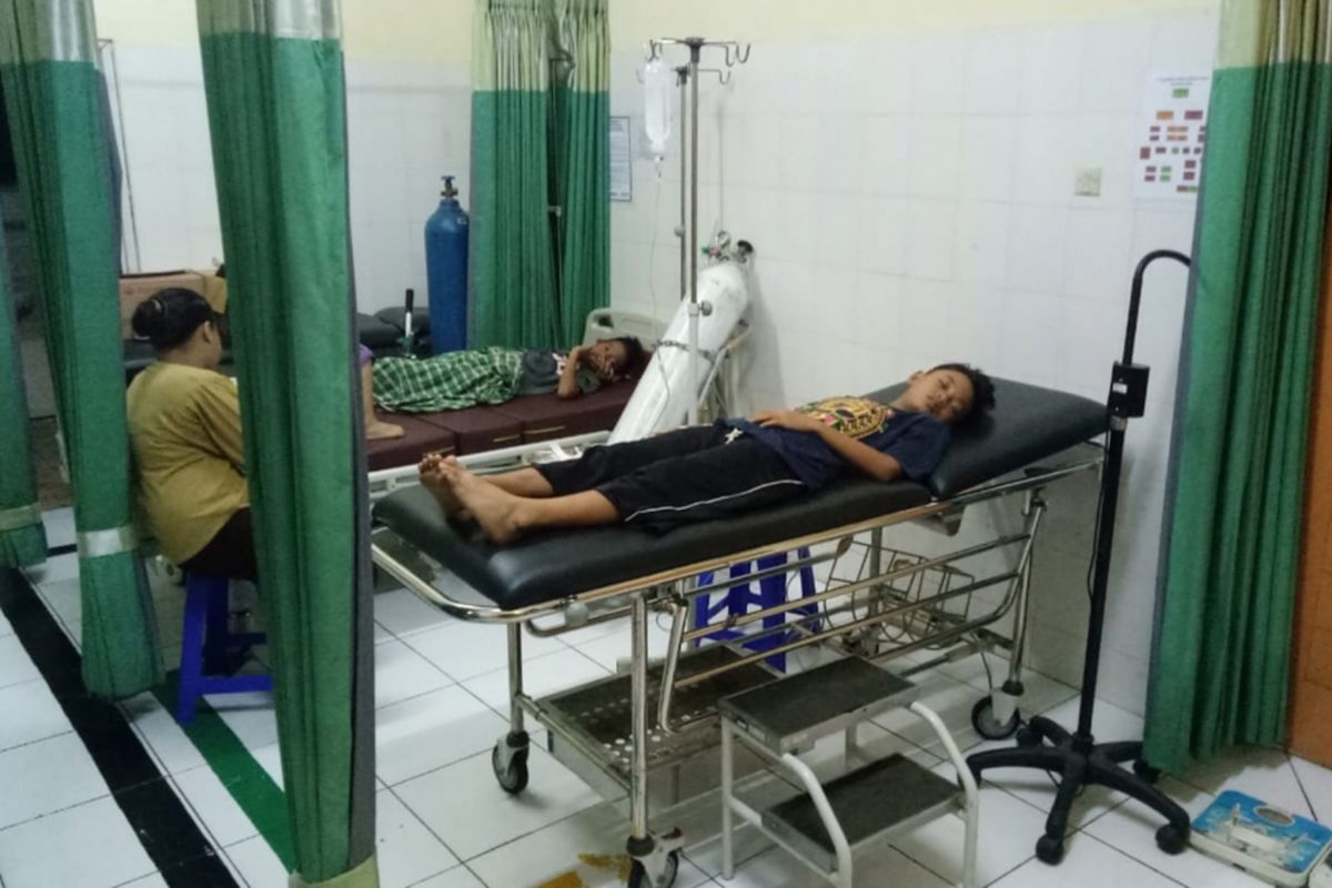 Sejumlah warga Kampung Sawah, Kota Bogor, dirawat di puskesmas karena diduga mengalami keracunan setelah memakan hidangan tutut, Sabtu (26/5/2018)