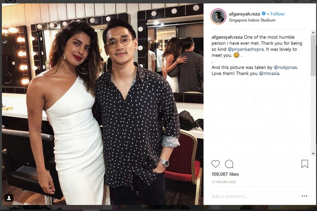 Penyanyi asal Indonesia Afgansyah Reza berfoto dengan aktris Priyanka Chopra di Singapore Indoor Stadium.