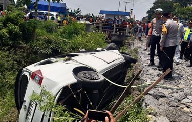 Mobil Perias Pengantin