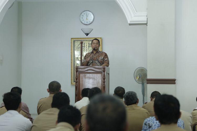 Wali Kota Semarang, Hendrar Prihadi, meminta seluruh pegawai Pemerintah Kota Semarang tetap melayani publik dengan optimal selama bulan Ramadhan, Senin (21/5/2018)