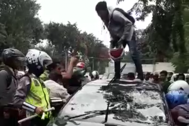 Potongan video mobil buronan narkoba yang dirusak massa.