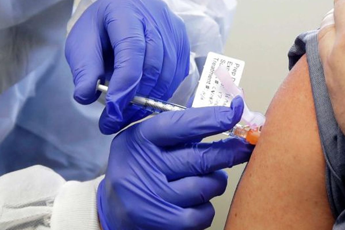 Neal Browning saat menerima suntikan dalam uji klinis calon vaksin Covid-19 di Kaiser Permanente Washington Health Research Institute, Seattle, Amerika Serikat, Maret 2020.