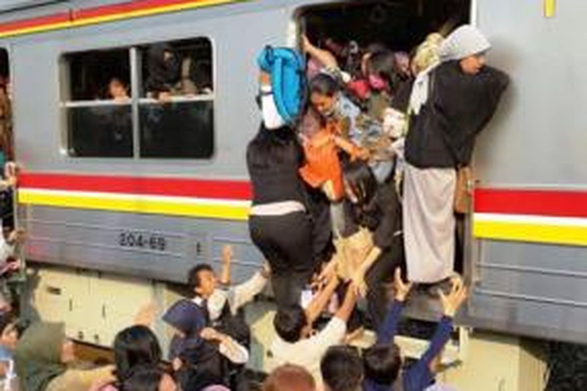 Penumpang komuter line rute Serpong-Tanah Abang, Senin (27/10/2014), mengalami peristiwa mencekam di tengah perjalanan, tepatnya saat berada di kawasan TPU Tanah Kusir, Jakarta Selatan.