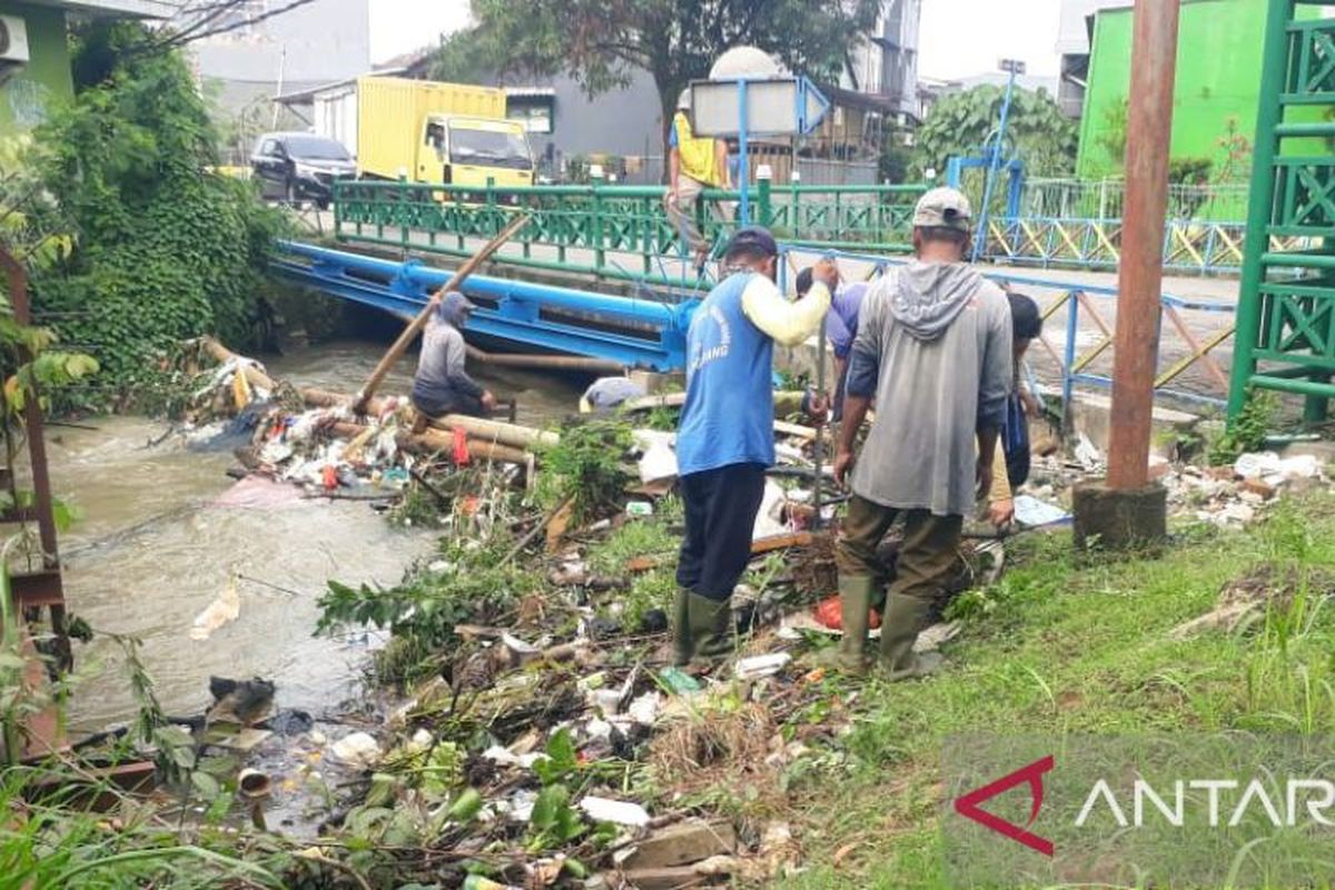 Penanganan banjir di Kota Tangerang oleh tim gabungan. BPBD mencatat ada 16 titik wilayah genangan disebabkan tingginya curah hujan dan drainase tersumbat (Foto ANTARA).