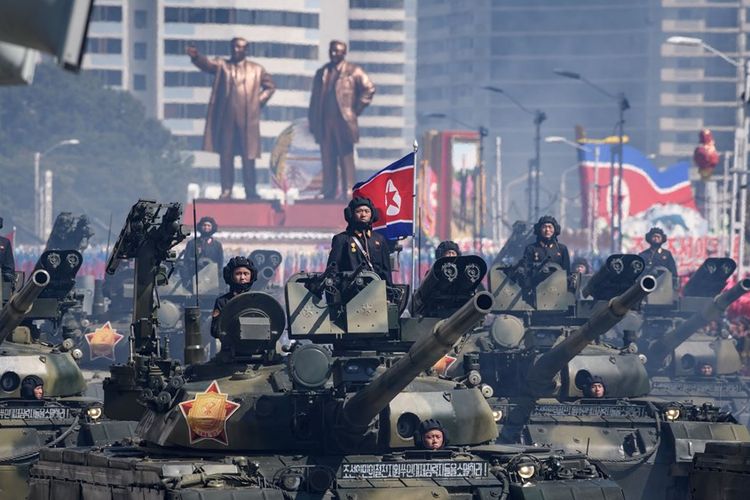 Tank Tentara Rakyat Korea (KPA) berbaris dalam parade militer yang digelar dalam rangka peringatan 70 tahun berdirinya Korea Utara di Alun-alun Kim Il Sung, Pyongyang, Minggu (9/9/2018).