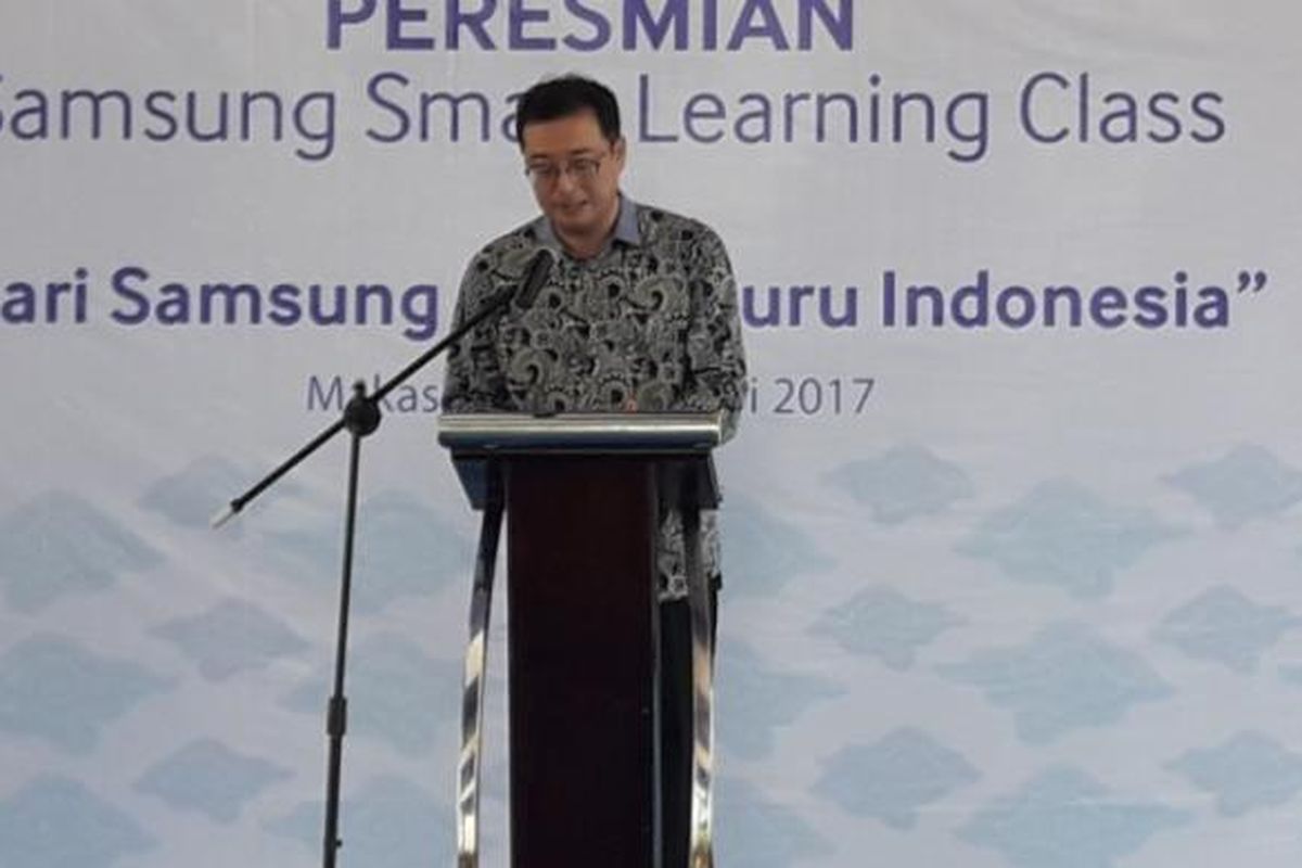 Kanghyun Lee, Vice President Corporate Business and Corporate Affairs PT Samsung Electronics Indonesia, saat memberikan sambutan peresmian program Samsung Learning Center, Dari Samsung untuk Guru Indonesia di Makassar, Sulawesi Selatan, Selasa (27/2/2017).