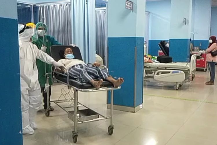 Pasien Covid-19 di IGD RS Abdul Moeloek (RSAM) Lampung membludak pada Rabu (7/7/2021). Sebanyak 162 pasien dari kabupaten datang ke RSAM dalam waktu hampir bersamaan kurang dari enam jam sejak siang. 