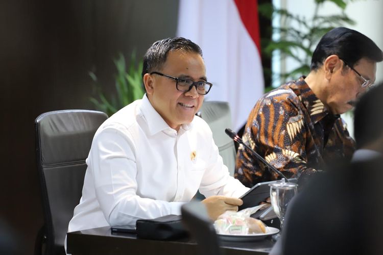 Menpan-RB Abdullah Azwar Anas dalam Rapat Koordinasi (Rakor) Implementasi Identitas Digital dan Progres SPBE Prioritas di Kantor Menteri Koordinator Bidang Kemaritiman dan Investasi (Kemenko Kemaritiman), Jakarta, Senin (29/7/2024).