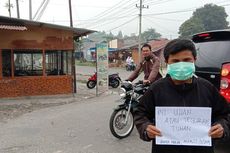 Kabut Asap Tutup Keindahan Lanskap Pegunungan dan Danau Laut Tawar