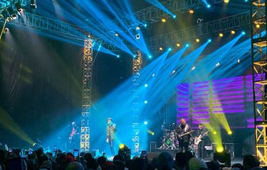 Padi Reborn saat tampil dalam konser yang bertajuk Konser Perak 25 Tahun Padi Reborn di Tenis Indoor Senayan, Jakarta Selatan, Sabtu (20/8/2022). 