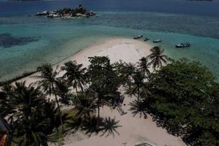 Pemandangan pantai dari atas mercusuar di Pulau Lengkuas, Belitung, Jumat (15/4/2011). Belitung terkenal dengan lokasi wisata yang memiliki keindahan pantai pasir putih berbatu granit artistik menjadi daya tarik wisatawan untuk berkunjung.