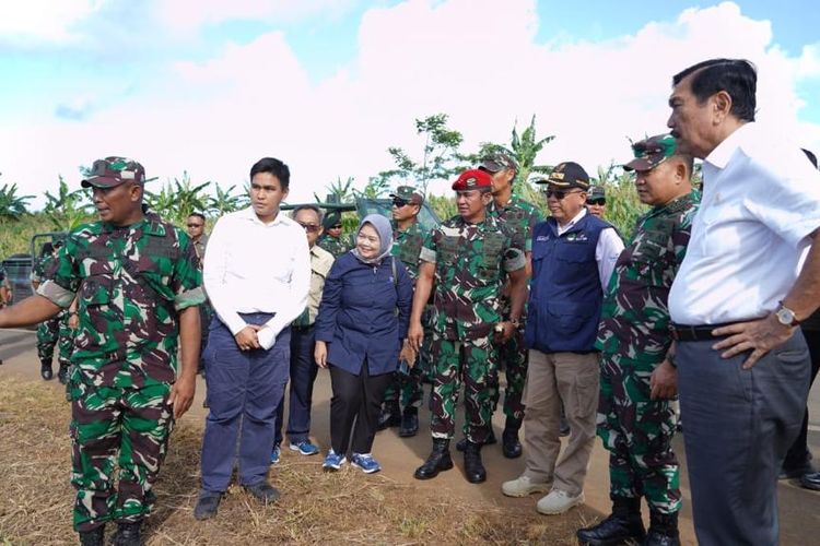 Kepala Staf Angkatan Darat (KSAD) Jenderal Dudung Abdurachman melaksanakan peninjauan lokasi Program Ketahanan Pangan Kostrad di Kampung Neglasari, Desa Ciemas, Kecamatan Ciemas, Sukabumi, Jawa Barat, Selasa (29/11/2022).