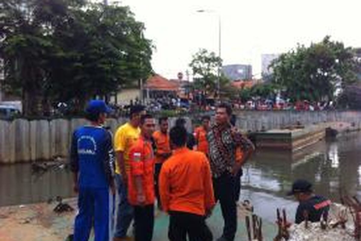 Tim dari Badan SAR Nasional dan Taruna Siaga Bencana tengah melakukan evakuasi terhadap hilangnya Ferdiansyah di Sungai Ciliwung, Jumat (2/1/2015).