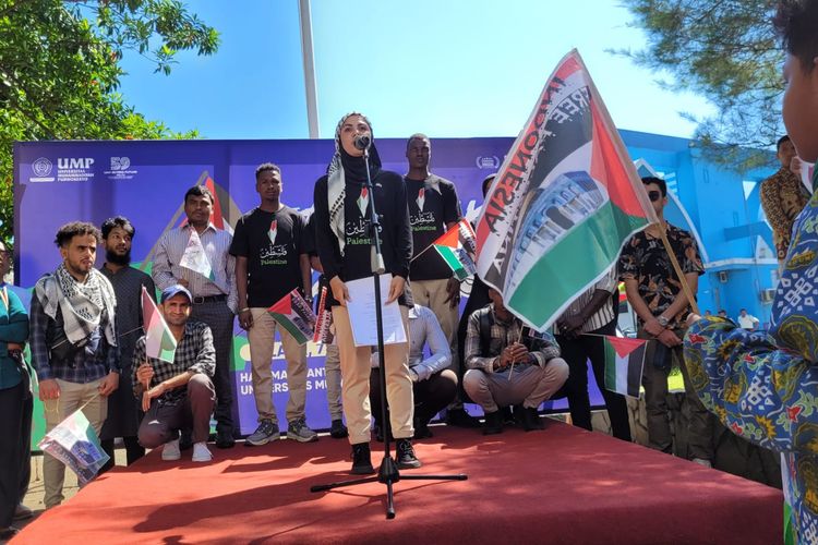 Mahasiswi asal Palestina Samar T M Alhaj saat aksi Bela Palestina di Universitas Muhammadiyah Purwokerto (UMP), Jawa Tengah, Selasa (7/5/2024).