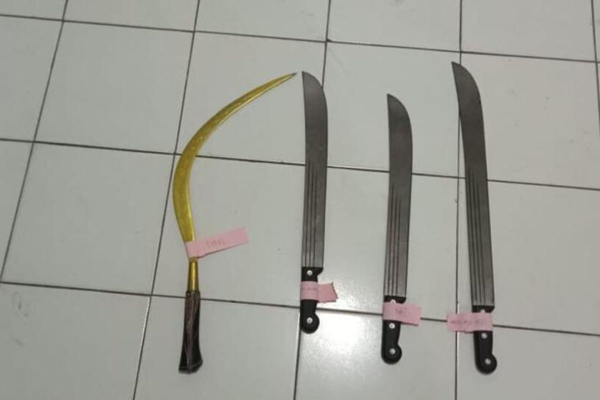 Barang bukti celurit yang diamankan polisi dari tangan para pelaku pembacokan di Ciomas, Kabupaten Bogor, Jawa Barat.