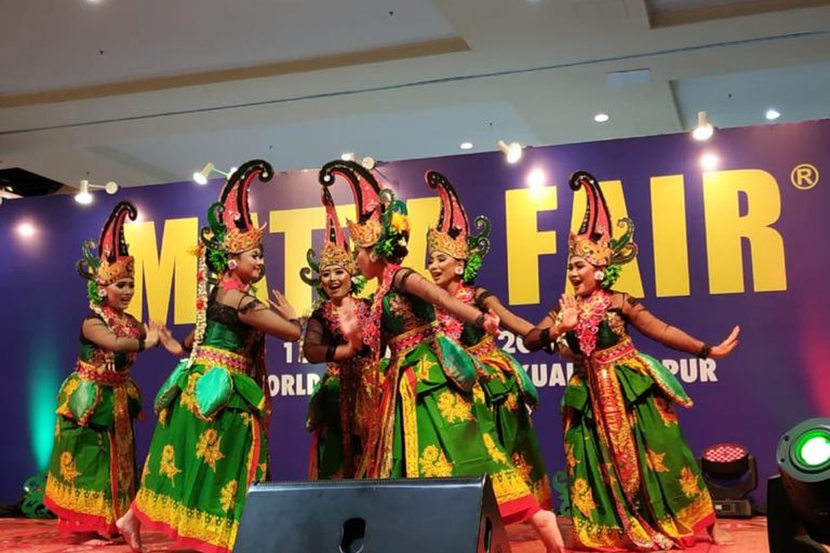 Pertunjukan Tari Gandrung di MATTA Fair 2019 Kuala Lumpur, Sabtu (16/3/2019). 
