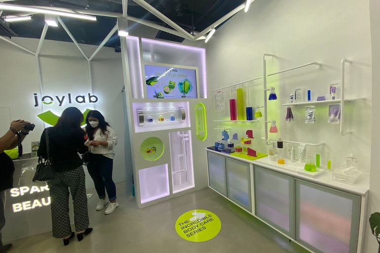 Merek kecantikan lokal Joylab Beauty meresmikan flagship store pertamanya yang berlokasi di Ashta District 8, Jakarta Selatan, Jumat (12/11/2021).