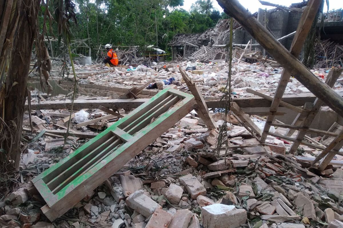 Rumah Darman (65), warga Dusun Sadeng, Desa Karangbendo, Kecamatan Ponggok, Kabupaten Blitar, hancur rata dengan tanah akibat ledakan yang diduga berasal dari peledak petasan, Senin (20/2/2023).