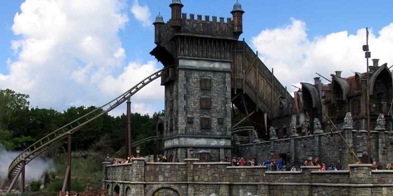 Efteling adalah taman hiburan bertema fantasi di Kaatsheuvel, Belanda. Atraksi didasarkan pada unsur-unsur mitos dan legenda kuno, dongeng dan cerita rakyat.