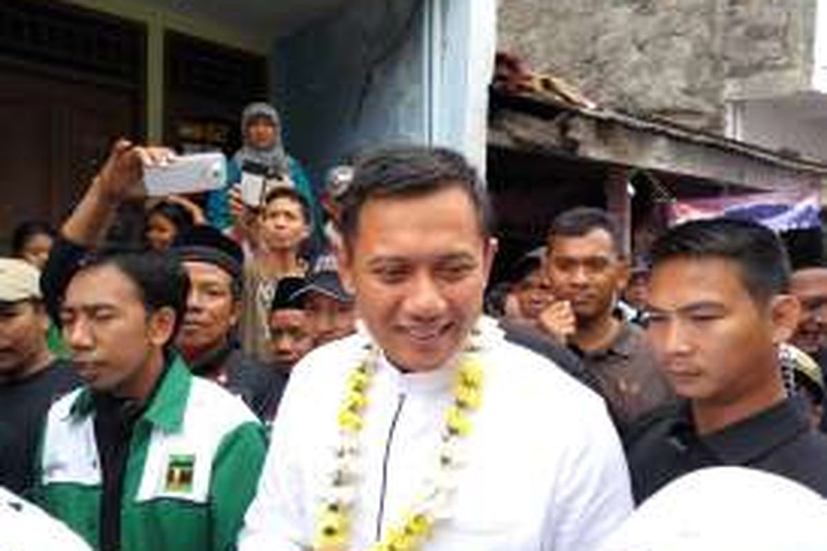 Calon gubernur DKI Jakarta, Agus Harimurti Yudhoyono saat mengunjungi warga Poncol, Cilandak, Jakarta Selatan pada Sabtu, (4/12/2016).