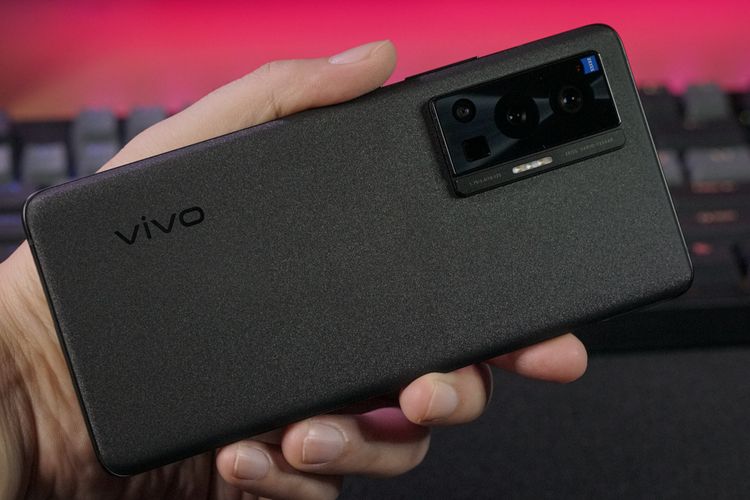 Sisi belakang Vivo X70 Pro varian warna Cosmic Black yang terkesan mirip crinkle finish di kamera. Ditambah dengan logo Vivo yang juga berwarna hitam, ponsel ini terkesan low profile dan understated.