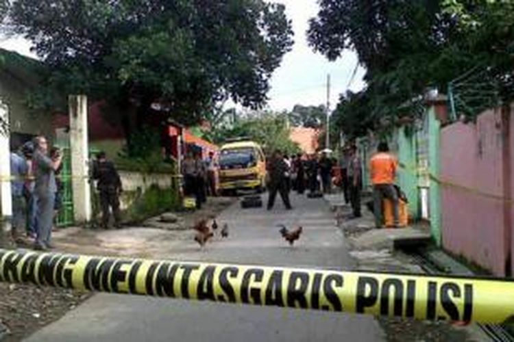 Tim unit identifikasi Polda Sulsel langsung melakukan olah TKP saat tiba dil okasi penembakan anggota intel Polda Sulsel, Ipda Muh Daud, di Jl Palantikan III, Kelurahan Pandan-pandan, Kecamatan Somba Opu, Selasa (11/2/2014) subuh. 