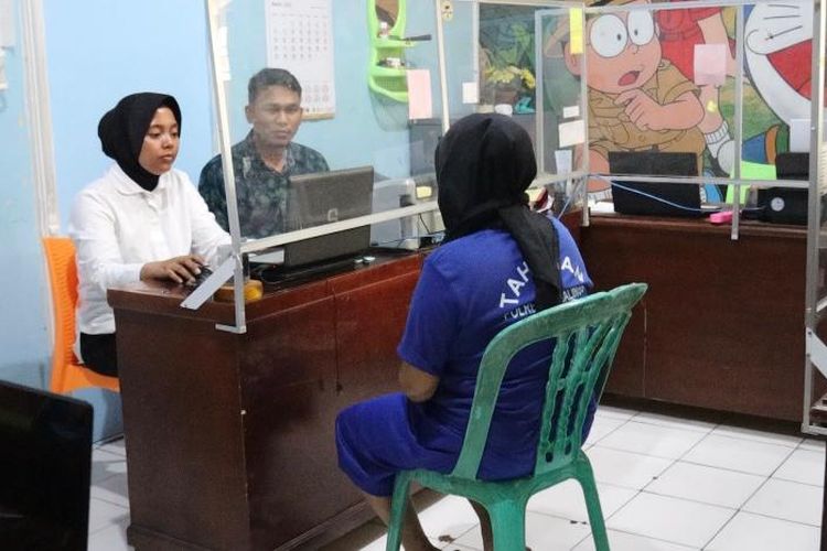 Tersangka pembuangan bayi, YU (32) diperiksa di Mapolres Purbalingga, Jawa Tengah.
