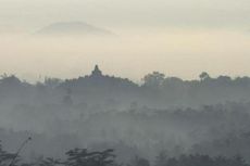 Menikmati Borobudur Berselimut Kabut