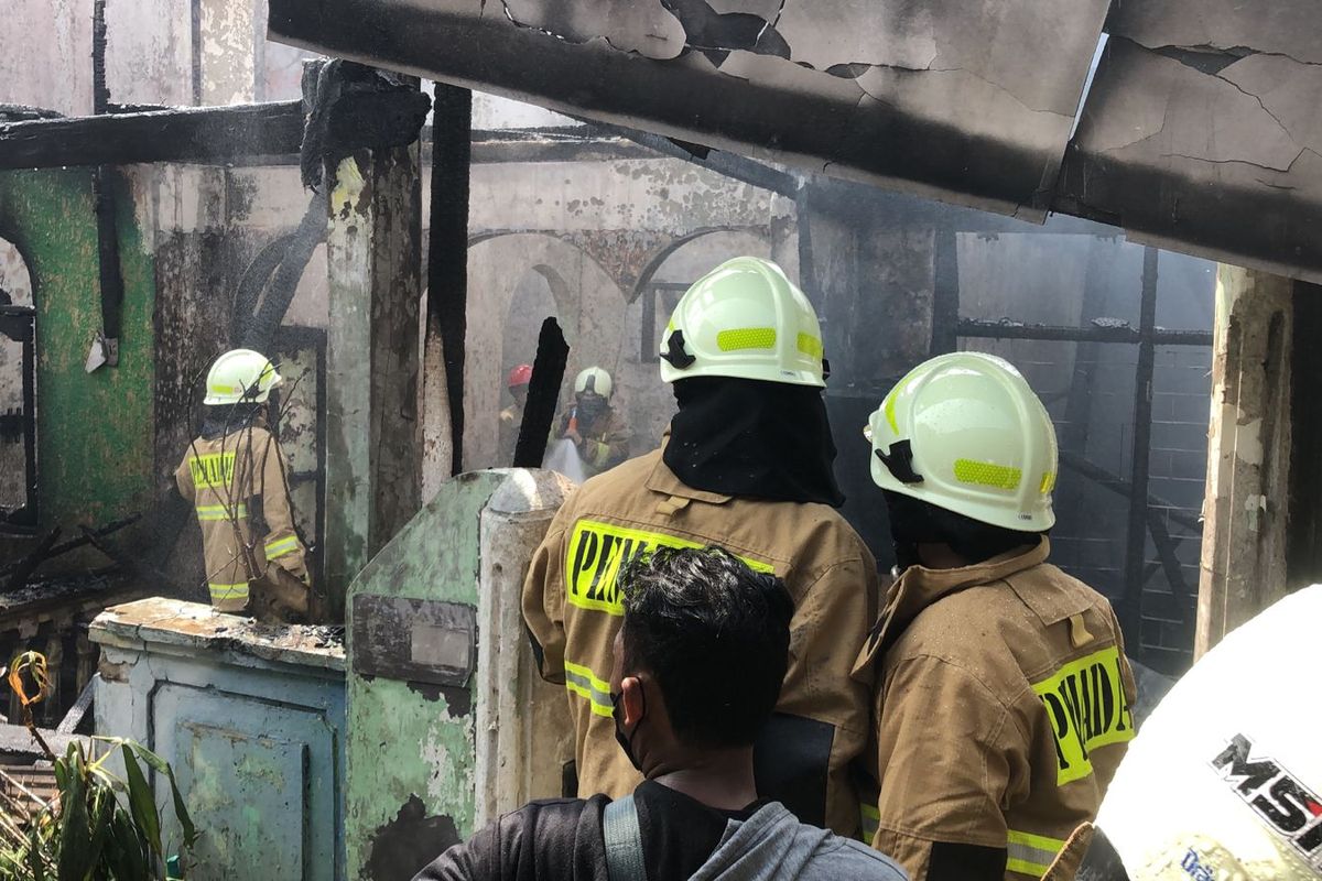 Satu orang tewas akibat kebakaran yang melanda beberapa rumah di Jalan Raya Haji Ten, Kelurahan Kayu Putih, Kecamatan Pulogadung, Jakarta Timur, Kamis (12/5/2022).