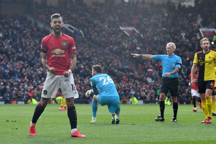 Penyerang Manchester United, Bruno Fernandes (merah), bereaksi ketika wasit Martin Atkinson menunjuk titik penalti untuk memberikan penalti kepada Manchester United setelah kiper Watford, Ben Foster (kiri) melanggar Fernandes dalam pertandingan Liga Inggris antara Man United vs Watford di Old Trafford pada Minggu (23/2/2020).