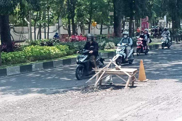 Salah satu titik jalan berlubang di Jalan Veteran, Kota Malang, Jawa Timur depan mal Malang Town Square pada Jumat (11/3/2022) sekitar pukul 12.45.