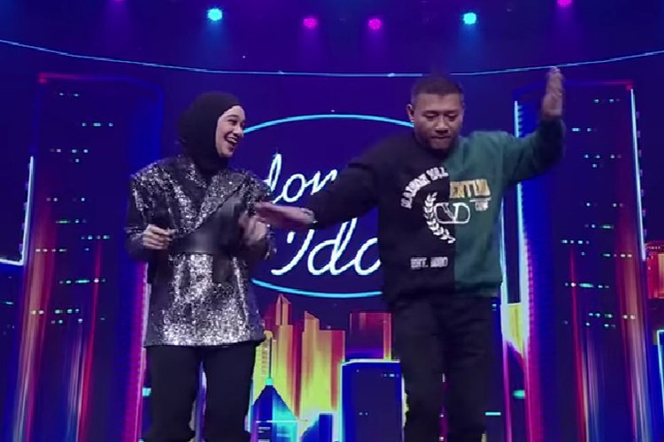 Musisi Anang Hermansyah menari di atas panggung bersama kontestan Indonesian Idol. Nabilah Taqiyyah pada babak Top 3 Indonesian Idol 2023, Senin (8/5/2023).