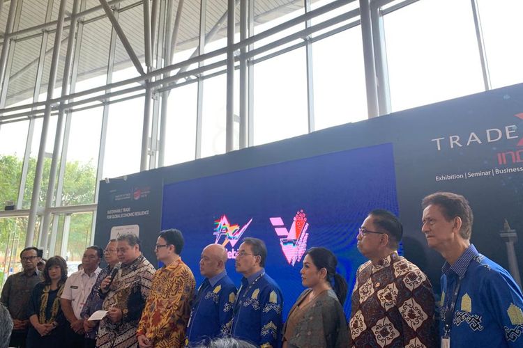 Menteri Koordinator Bidang Perekenomian, Airlangga Hartanto saat ditemui dalam pembukaan acara Trade Expo Indonesia 2023 di ICE BSD City, Tangerang, Banten, pada Rabu (18/10/2023).