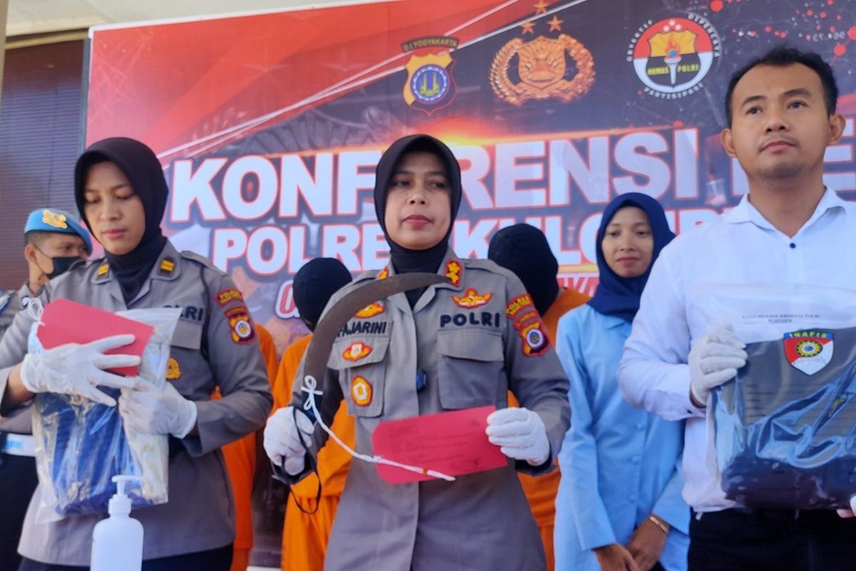 Kapolres Kulon Progo, AKBP Muharomah Fajarini menunjukkan celurit yang dipakai salah satu dari anggota pelaku klitih yang tertangkap reserse kriminal Polres Kulon Progo, Daerah Istimewa Yogyakarta. Pelaku menganiaya korbannya hingga terluka. Tiga pemuda ditahan, tiga lainnya tidak ditahan karena di bawah umur dan sedang menjalani ujian sekolah.