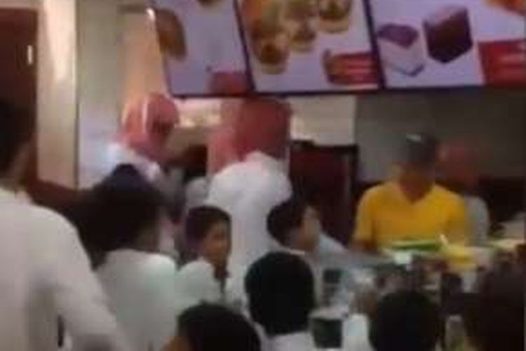 Suasana penuh sesak di sebuah restoran makanan cepat saji di Arab Saudi yang membagikan burger gratis untuk pelanggannya.