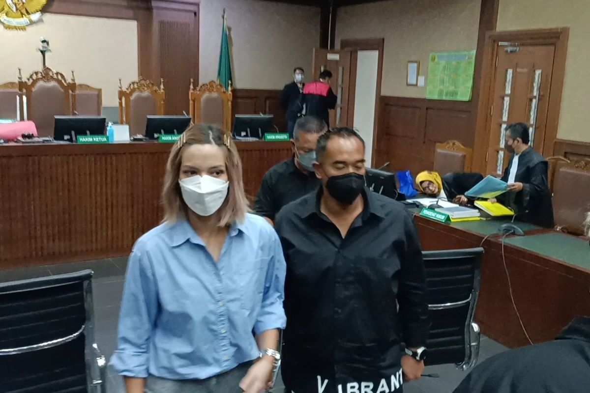 Artis Nia Ramadhani dan suaminya, Ardi Bakrie, saat menjalani sidang pleidoi kasus penyalahgunaan narkoba di Pengadilan Negeri (PN) Jakarta Pusat, Kamis (30/12/2021).