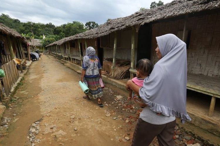 Warga membawa pulang jatah makan siang menuju barak, Jumat (31/07).