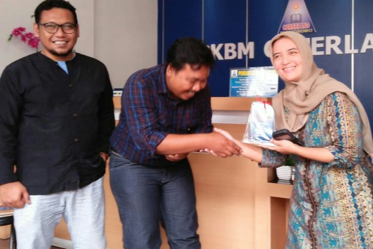 Anna Wardiyati (34), Ketua PKBM Cemerlang, Wonosobo, saat menerima kunjungan dari PKBM Mukti Utama, Desa Karangsari, Kecamatan Karangtengah, Kabupaten Demak, Jateng, Sabtu (9/2/2019)